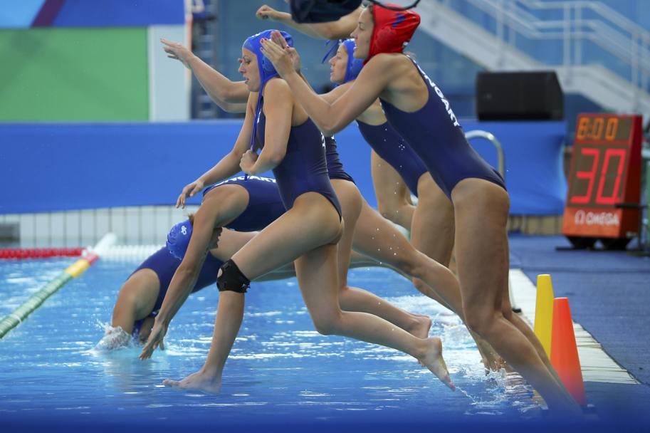 Tutte in acqua, inizia l’incontro. Le giocatrici ungheresi si apprestano ad affrontare le avversarie cinesi (Reuters)